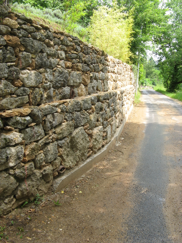 Montignac, Mur de soutènement