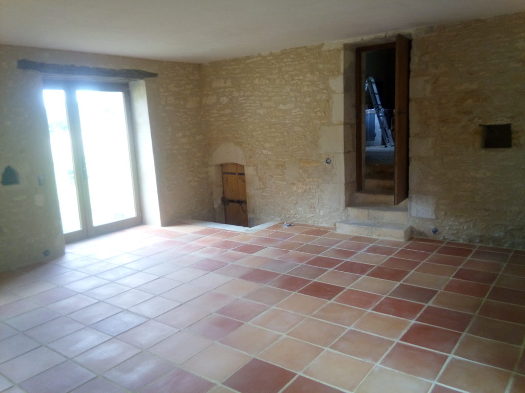 Création d'une ouverture, jointoiement, pose des tomettes sur chape maigre de chaux, création d'un escalier en pierre / Archignac, Dordogne