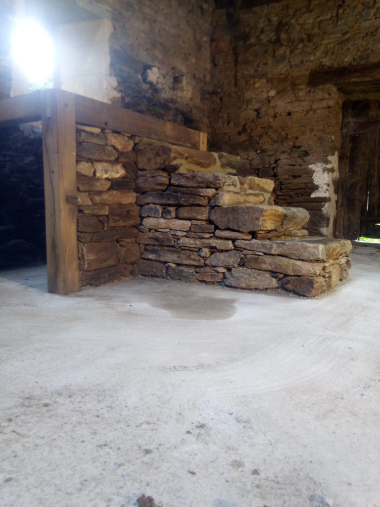 Escalier façon pierre sèche en schiste / Ségur-le-Château, Corrèze