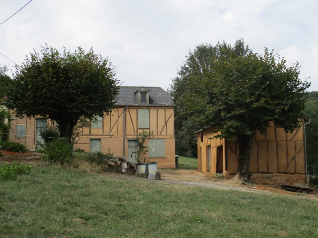 Restauration complète des façades à la chaux coloré aux sables locaux sur support pierre et torchis