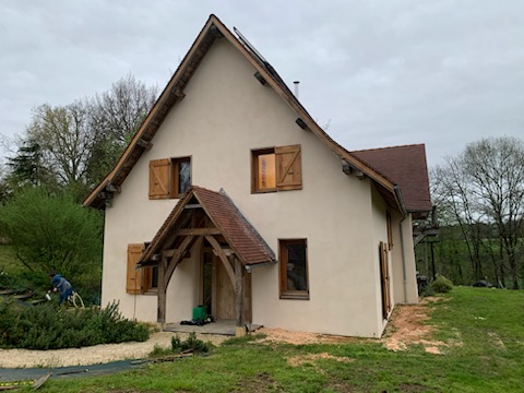 Réalisation d'un enduit à la chaux colorée au sable sur une maison isolée chaux/chanvre (Sarlat-la-Canéda,24)