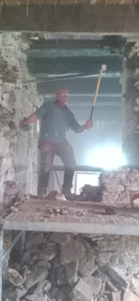 Maçon en voie de disparition sortant de sa grotte